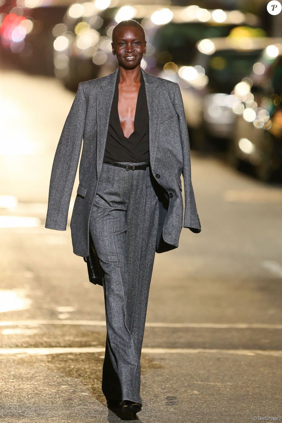 Alek Wek défile pour Michael Kors dans la rue à Times Square. New York, le 8 avril 2021.