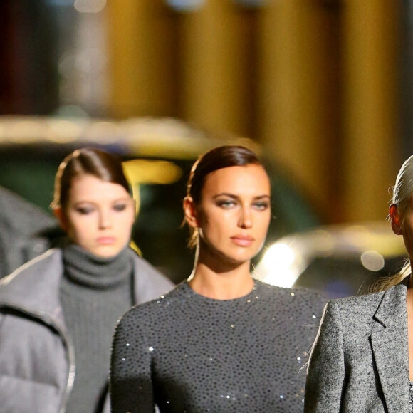 Irina Shayk défile pour Michael Kors dans la rue à Times Square. New York, le 8 avril 2021.