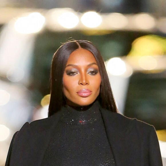 Naomi Campbell défile pour Michael Kors dans la rue à Times Square. New York, le 8 avril 2021.