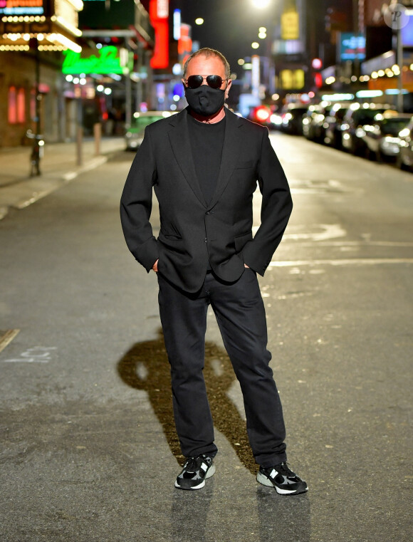 Le créateur Michael Kors à l'issue de son défilé de mode dans la rue à Times Square. New York, le 8 avril 2021.