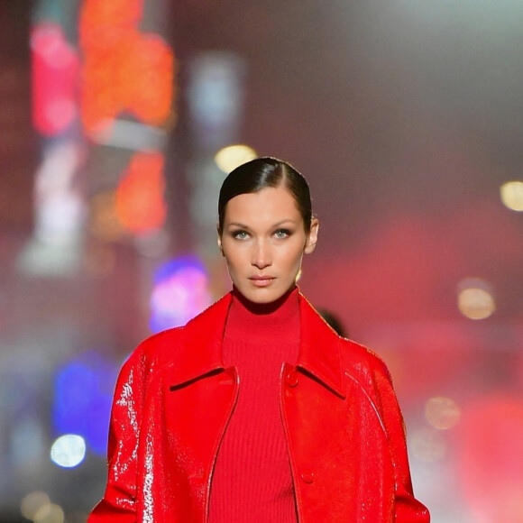 Bella Hadid défile pour Michael Kors dans la rue à Times Square. New York, le 8 avril 2021.