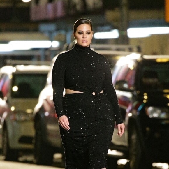 Ashley Graham défile pour Michael Kors dans la rue à Times Square. New York, le 8 avril 2021.