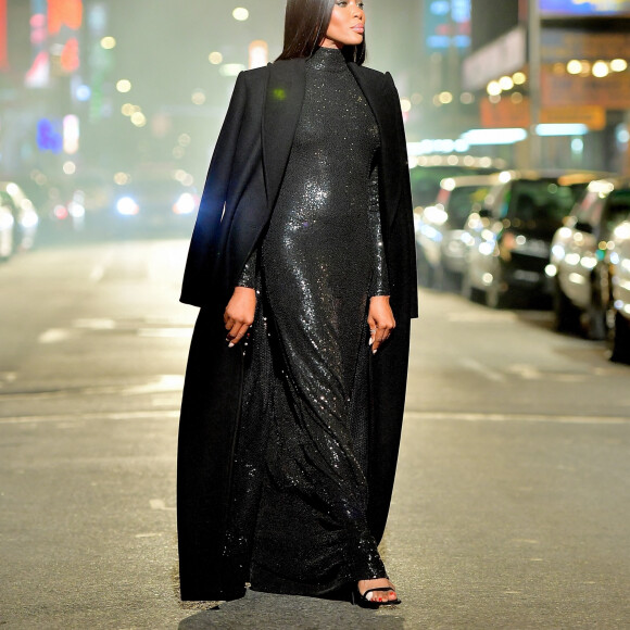 Naomi Campbell défile pour Michael Kors dans la rue à Times Square. New York, le 8 avril 2021.