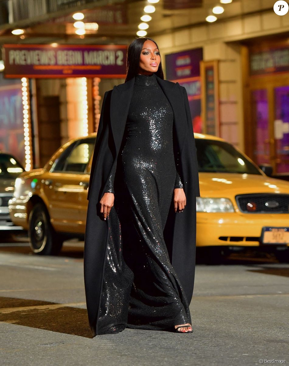 Naomi Campbell défile pour Michael Kors dans la rue à Times Square. New York, le 8 avril 2021.