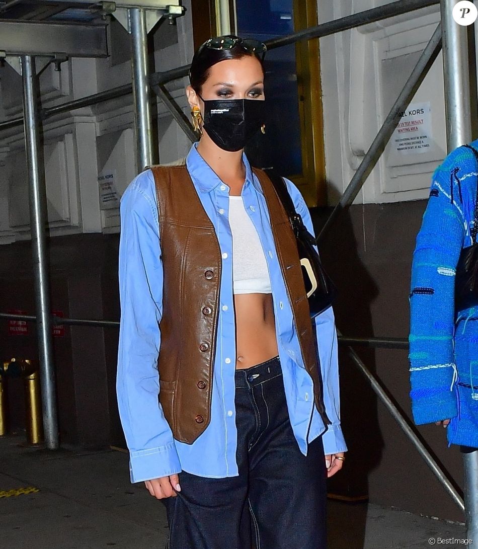 Bella Hadid et Vittoria Ceretti après le défilé de mode "Michael Kors" dans une rue à New York. Le 8 avril 2021