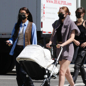 Bella Hadid, sa soeur Gigi et sa fille Khai se promènent, par une belle journée ensoleillée de printemps, dans les rues de New York. Le 8 avril 2021