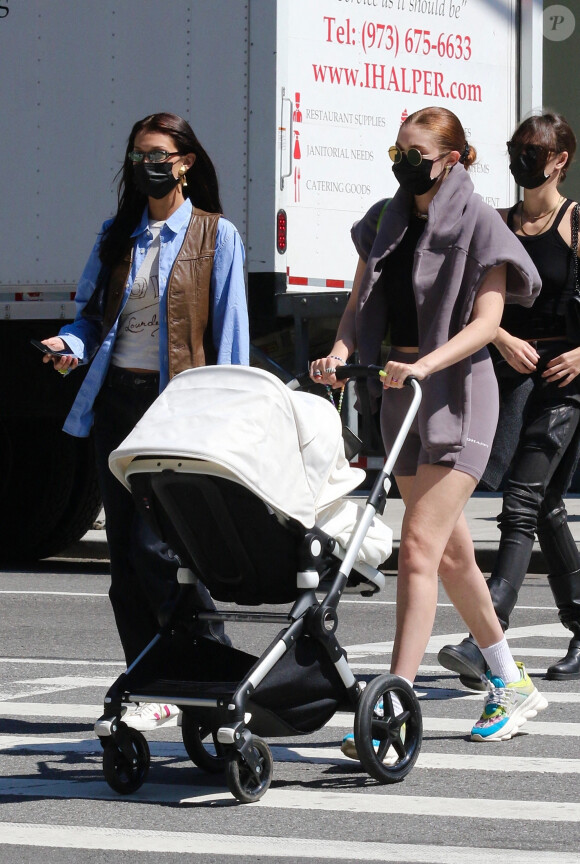 Bella Hadid, sa soeur Gigi et sa fille Khai se promènent, par une belle journée ensoleillée de printemps, dans les rues de New York. Le 8 avril 2021