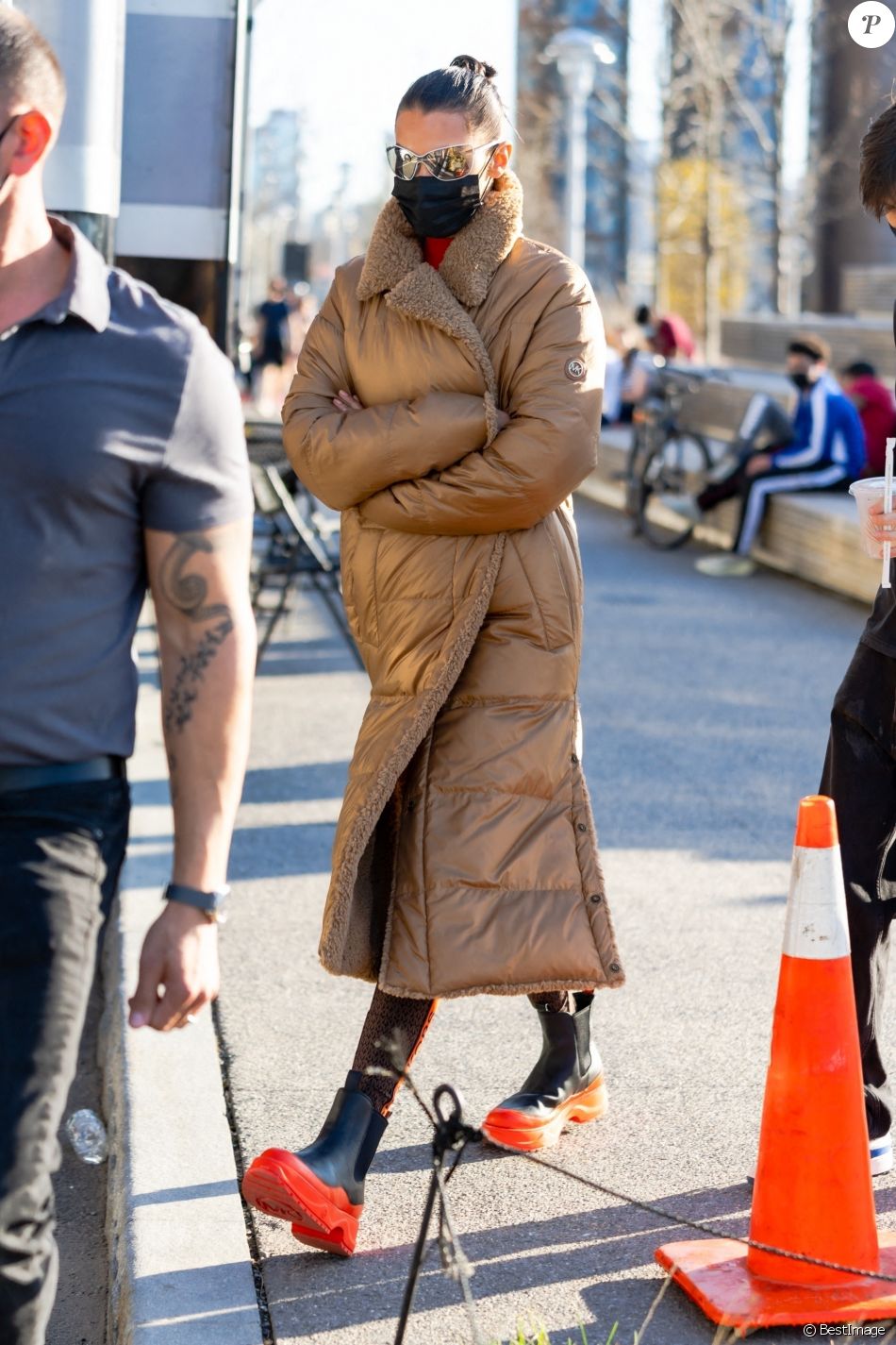 Exclusif - Bella Hadid a été aperçue sur le tournage de la nouvelle campagne Michael Kors à New York, le 29 mars 2021.