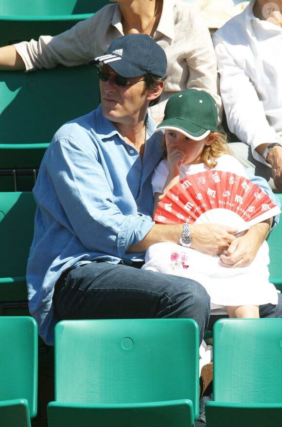 Jean-Luc Reichmann et sa fille au tournoi de tennis de Roland-Garros. 2002.