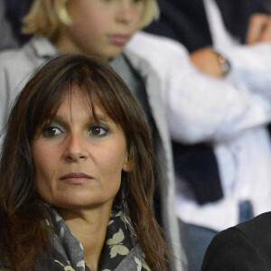Jean-Luc Reichmann et sa femme Nathalie au Parc des princes à Paris. Le 26 août 2012.