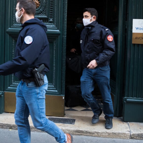 Exclusif - Perquisition au domicile de Pierre-Jean Chalençon par les équipes de la Brigade de répression de la délinquance contre la personne (BRDP) au Palais Vivienne à Paris, France, le 8 avril 2021.