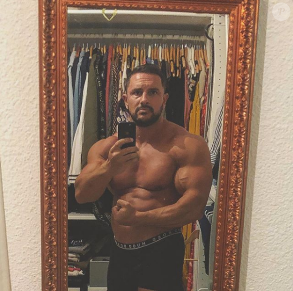 Cyril André, alias Mister Boo dans Fort-Boyard, pose devant son miroir, sur Instagram, le 21 août 2019.