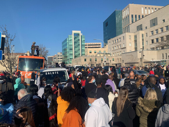 Des centaines de fans se sont réunis pour une veillée de prières devant l'hôpital où se trouve le rappeur DMX (Earl Simmons) dans un état critique à White Plains, New York, Etats-Unis, le 5 avril 2021.