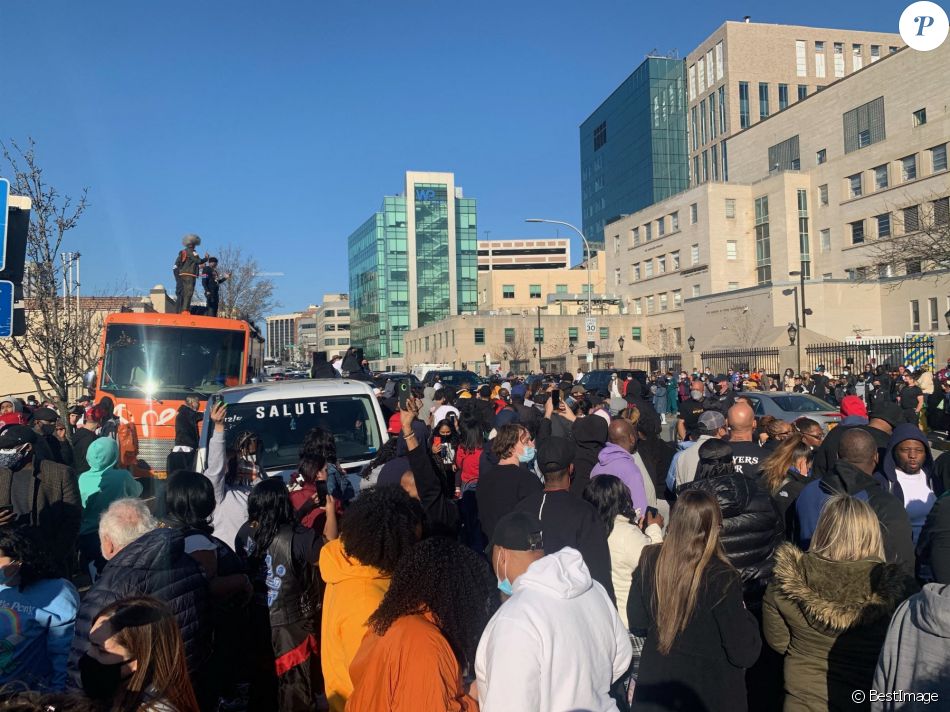 Des centaines de fans se sont réunis pour une veillée de prières devant l'hôpital où se trouve le rappeur DMX (Earl Simmons) dans un état critique à White Plains, New York, Etats-Unis, le 5 avril 2021.