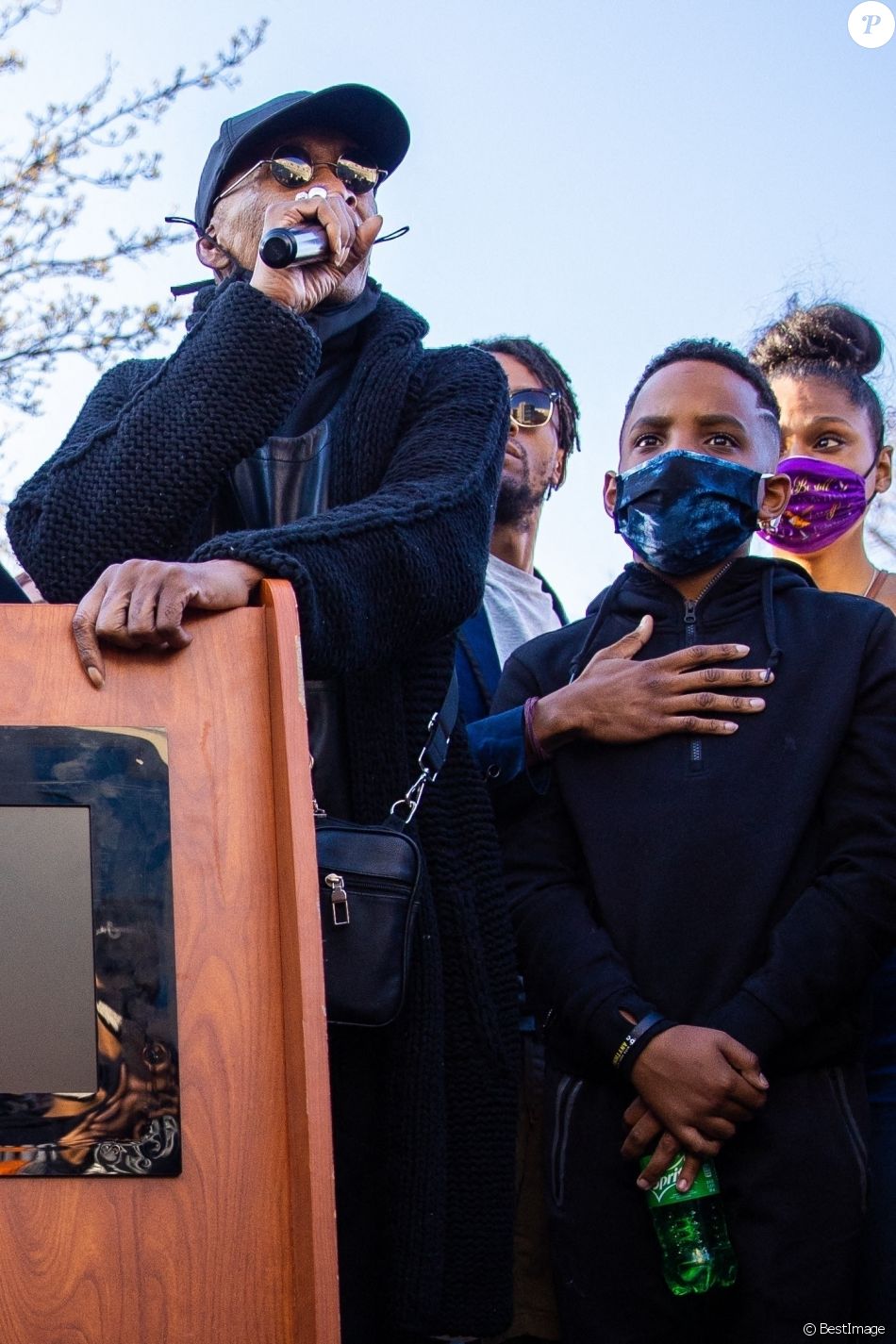 Desiree Lindstrom, la fiancée de DMX, et Tashera Simmons, l'ex femme de DMX se retrouvent pour une veillée de prières en compagnie des fans du rappeur devant l'hôpital de White Plains le 5 avril 2021.