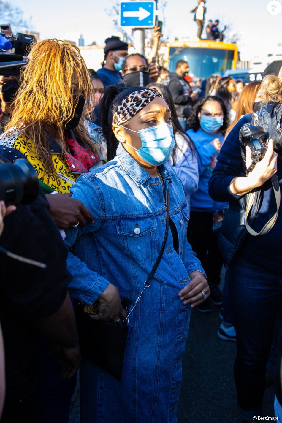 Desiree Lindstrom, la fiancée de DMX, et Tashera Simmons, l'ex femme de DMX se retrouvent pour une veillée de prières en compagnie des fans du rappeur devant l'hôpital de White Plains le 5 avril 2021.
