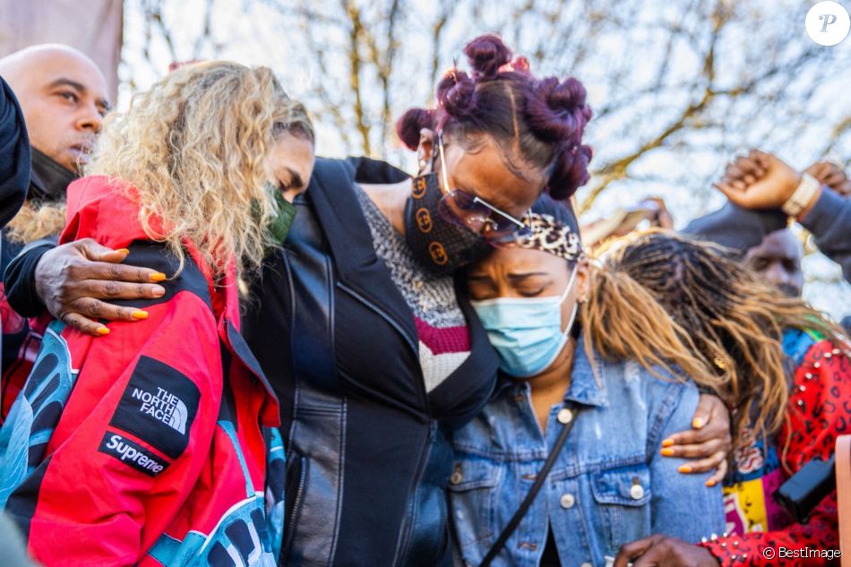 Desiree Lindstrom, la fiancée de DMX, et Tashera Simmons, l'ex femme de DMX se retrouvent pour une veillée de prières en compagnie des fans du rappeur devant l'hôpital de White Plains le 5 avril 2021.