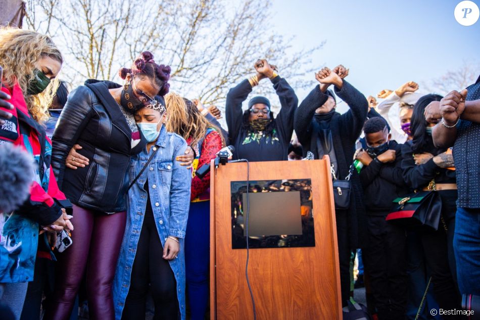 Desiree Lindstrom, la fiancée de DMX, et Tashera Simmons, l'ex femme de DMX se retrouvent pour une veillée de prières en compagnie des fans du rappeur devant l'hôpital de White Plains le 5 avril 2021.