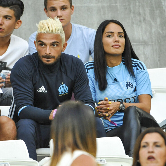 Exclusif - Julien Tanti (Les Marseillais), sa compagne Manon Marsault et un ami dans les tribunes du stade Vélodrome lors du match Olympique de Marseille (OM) à Toulouse Football Club (TFC) à Marseille, le 14 août 2016. © Pierre Pérusseau/Bestimage