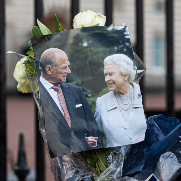 De nombreux hommages, des fleurs et des mots ont été déposés devant le palais de Buckingham à Londres, suite au décès du prince Philip, duc d'Edimbourg. Le 9 avril 2021