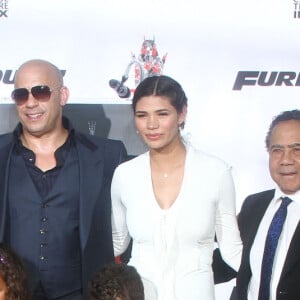 Vin Diesel en famille - Vin Diesel laisse ses empreintes dans le ciment hollywoodien au TCL Chinese Theater à Hollywood, le 1er avril 2015.