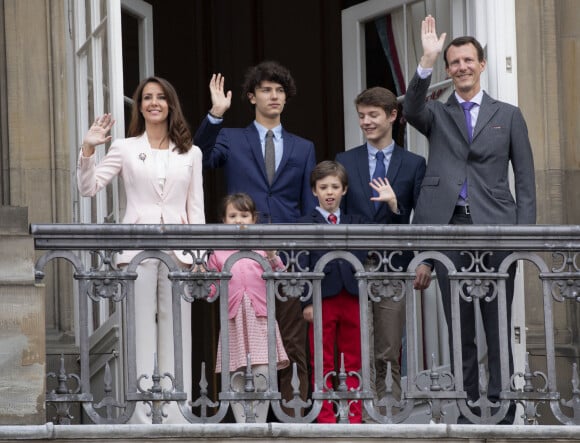 La princesse Marie, le prince Joachim et leurs enfants le prince Nikolaï, le prince Felix, la princesse Athena et le prince Henrik - La famille royale de Danemark au balcon du palais royal à Amalienborg pour le 78ème anniversaire de la reine. Le 16 avril 2018