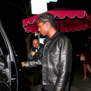ASAP Rocky, des traces de rouge à lèvres sur la joue, quitte le restaurant "Delilah"vers 3 h 30 du matin à Los Angeles, le 12 avril 2021, alors qu'il avait rendez-vous avec Rihanna.