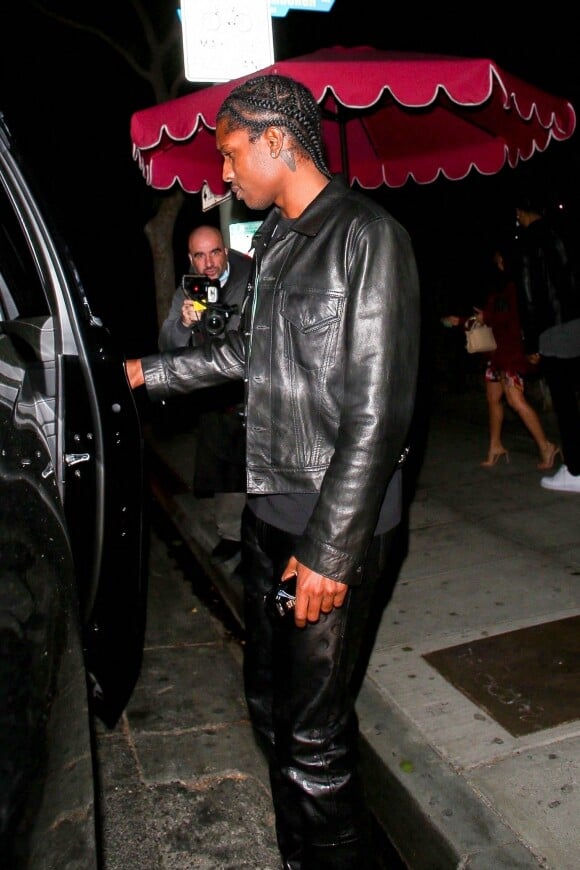 ASAP Rocky, des traces de rouge à lèvres sur la joue, quitte le restaurant "Delilah"vers 3 h 30 du matin à Los Angeles, le 12 avril 2021, alors qu'il avait rendez-vous avec Rihanna.