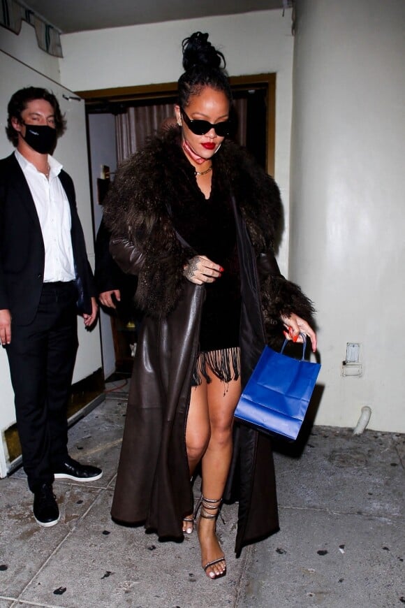 Rihanna quitte le restaurant "Delilah"vers 3 h 30 du matin à Los Angeles, le 12 avril 2021, après un rendez-vous galant avec A$AP Rocky.