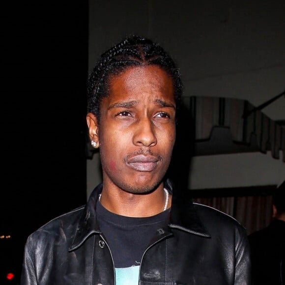 ASAP Rocky, des traces de rouge à lèvres sur la joue, quitte le restaurant "Delilah"vers 3 h 30 du matin à Los Angeles, le 12 avril 2021, après un rendez-vous galant avec Rihanna. 