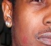 ASAP Rocky, des traces de rouge à lèvres sur la joue, quitte le restaurant "Delilah"vers 3 h 30 du matin à Los Angeles, après un rendez-vous avec Rihanna.