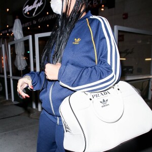 Rihanna porte un survêtement Adidas à la sortie du restaurant Wally's à Beverly Hills, Los Angeles, le 12 avril 2021.