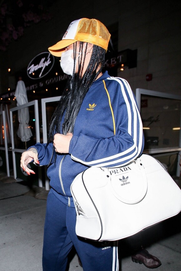 Rihanna porte un survêtement Adidas à la sortie du restaurant Wally's à Beverly Hills, Los Angeles, le 12 avril 2021.