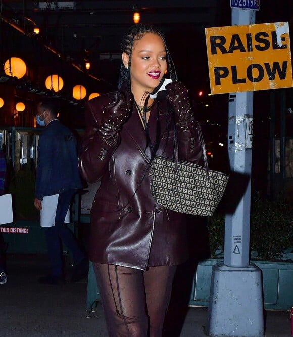 Rihanna arrive au restaurant Pastis pour célébrer l'anniversaire de sa mère Monica Braithwaite en famille à New York, le 5 avril 2021.