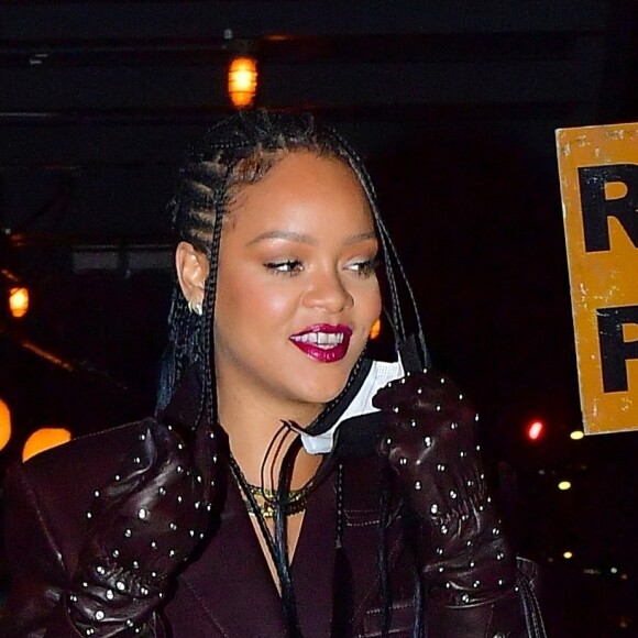 Rihanna arrive au restaurant Pastis pour célébrer l'anniversaire de sa mère Monica Braithwaite en famille à New York, le 5 avril 2021.
