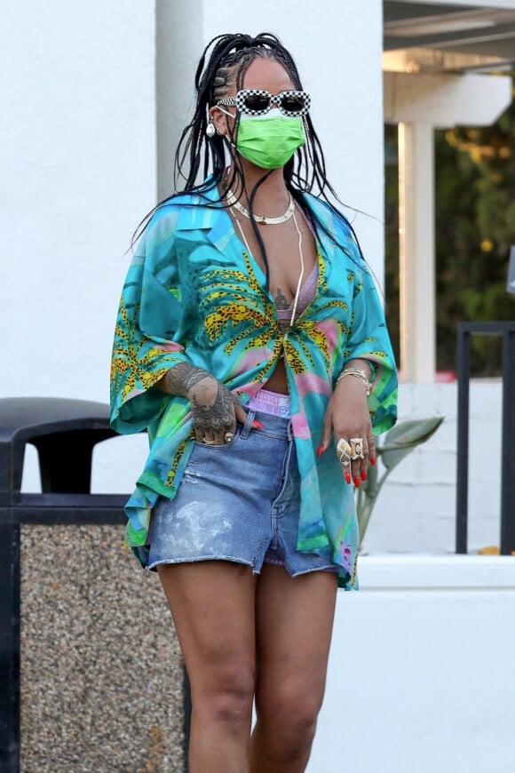 Rihanna est allée faire des courses au Bristol Farms à Beverly Hills, Los Angeles, le 29 mars 2021.