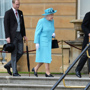 La princesse Beatrice d'York, la princesse Eugenie d'York, Catherine Kate Middleton, la duchesse de Cambridge, le prince William, duc de Cambridge, la reine Elisabeth II d'Angleterre et le prince Philip, duc d'Edimbourg - La famille royale anglaise lors d'une garden party au palais de Buckingham à Londres, le 24 mai 2016.