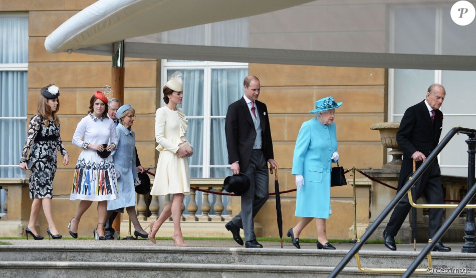 La princesse Beatrice d'York, la princesse Eugenie d'York, Catherine Kate Middleton, la duchesse de Cambridge, le prince William, duc de Cambridge, la reine Elisabeth II d'Angleterre et le prince Philip, duc d'Edimbourg - La famille royale anglaise lors d'une garden party au palais de Buckingham à Londres, le 24 mai 2016.