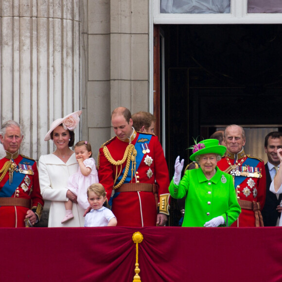 Camilla Parker Bowles, duchesse de Cornouailles, le prince Charles, Kate Catherine Middleton, duchesse de Cambridge, la princesse Charlotte, le prince George, le prince William, la reine Elisabeth II d'Angleterre, le prince Philip, duc d'Edimbourg, la comtesse Sophie de Wessex, le prince Andrew, duc d'York, Lady Louise Windsor, James Mountbatten-Windsor, la princesse Eugenie d'York - La famille royale d'Angleterre au balcon du palais de Buckingham lors de la parade "Trooping The Colour" à l'occasion du 90ème anniversaire de la reine. Le 11 juin 2016