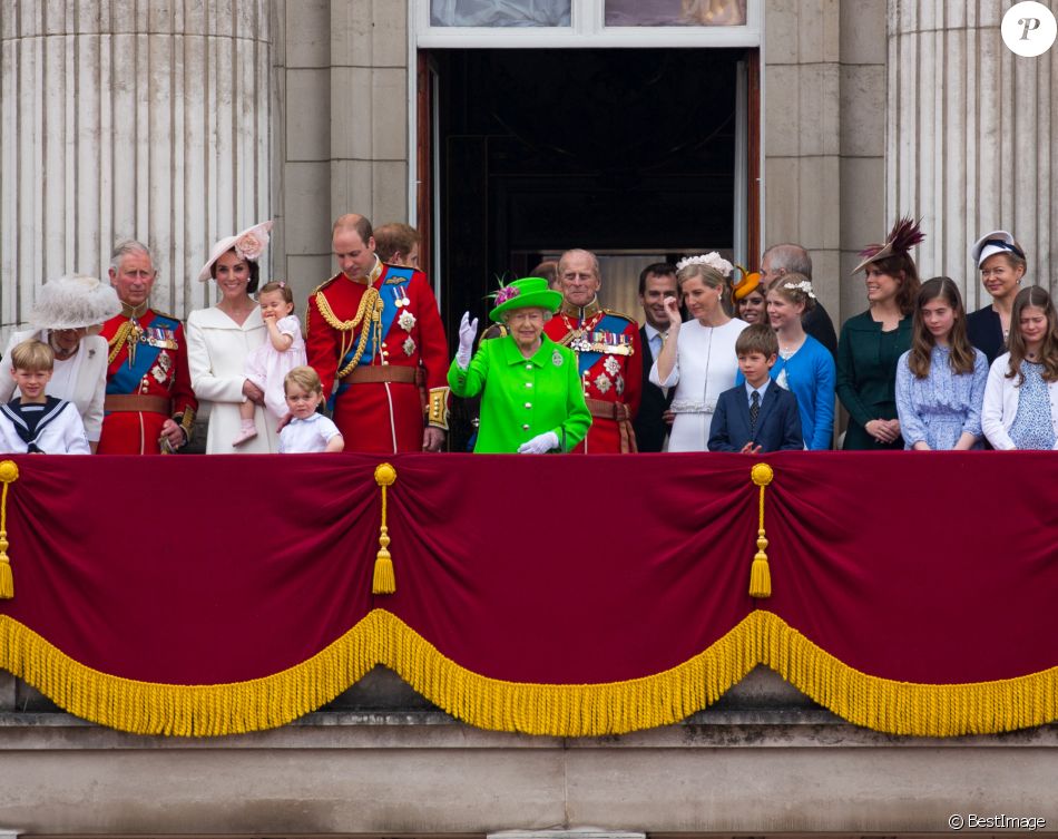 Camilla Parker Bowles, duchesse de Cornouailles, le prince Charles, Kate Catherine Middleton, duchesse de Cambridge, la princesse Charlotte, le prince George, le prince William, la reine Elisabeth II d'Angleterre, le prince Philip, duc d'Edimbourg, la comtesse Sophie de Wessex, le prince Andrew, duc d'York, Lady Louise Windsor, James Mountbatten-Windsor, la princesse Eugenie d'York - La famille royale d'Angleterre au balcon du palais de Buckingham lors de la parade "Trooping The Colour" à l'occasion du 90ème anniversaire de la reine. Le 11 juin 2016