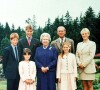 La reine Elizabeth, le prince Philip et leurs petits-enfants, le prince Harry et le prince William, la princesse Eugenie et la princesse Beatrice, Zara Phillips, à Balmoral en 1999. 