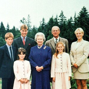 La reine Elizabeth, le prince Philip et leurs petits-enfants, le prince Harry et le prince William, la princesse Eugenie et la princesse Beatrice, Zara Phillips, à Balmoral en 1999. 