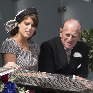 La princesse Beatrice, sa soeur la princesse Eugenie et leur grand-père le prince Philip lors du Derby d'Epsom.