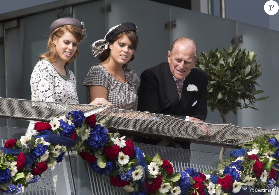 La princesse Beatrice, sa soeur la princesse Eugenie et leur grand-père le prince Philip lors du Derby d'Epsom.