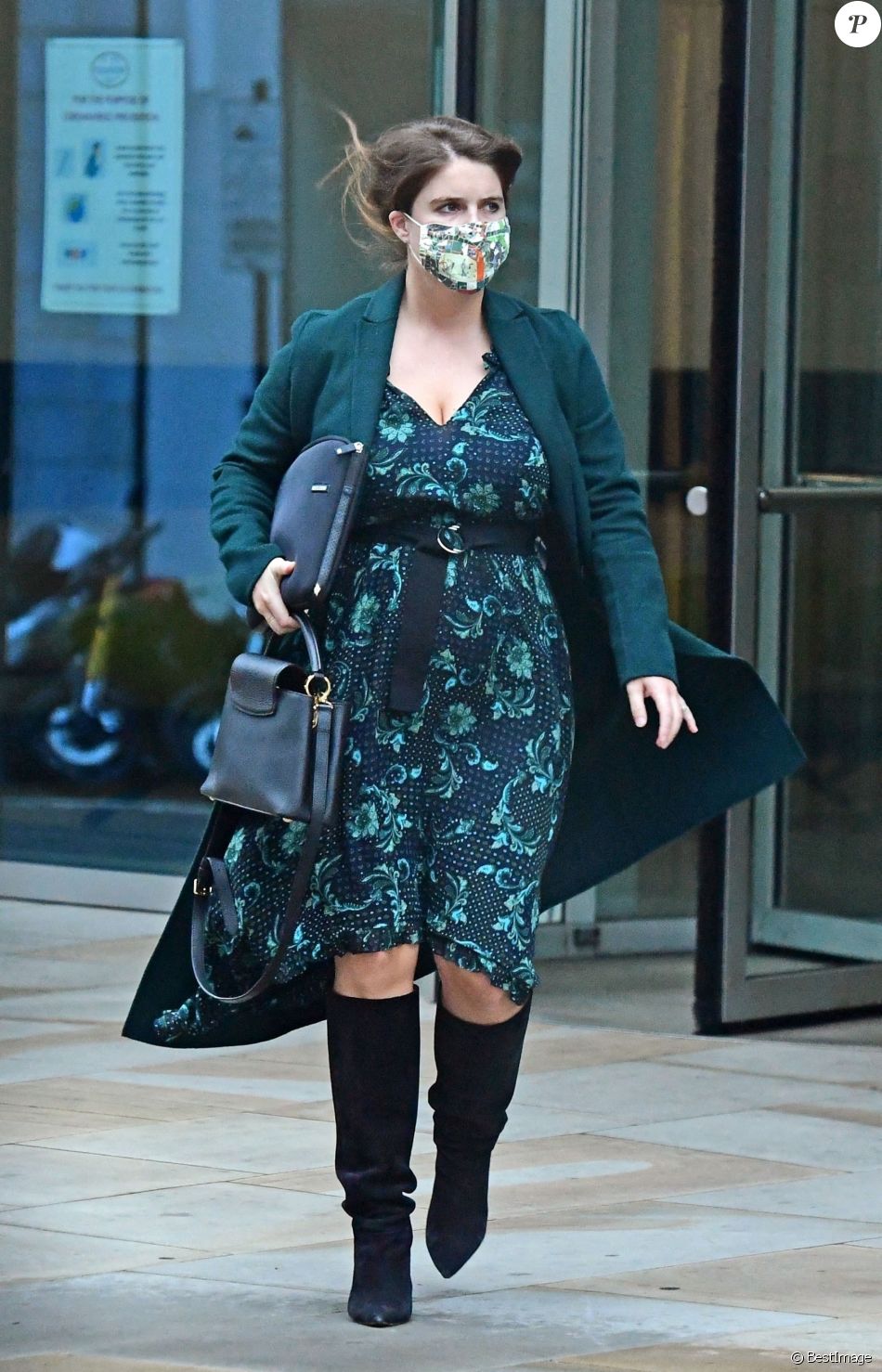 Exclusif - La Princesse Eugenie d'York, enceinte, se promène dans le quartier de Mayfair à Londres, le 30 septembre 2020.