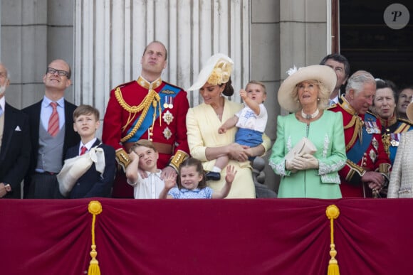 Le prince William, duc de Cambridge, et Catherine (Kate) Middleton, duchesse de Cambridge, le prince George de Cambridge, la princesse Charlotte de Cambridge, le prince Louis de Cambridge, Camilla Parker Bowles, duchesse de Cornouailles, le prince Charles, prince de Galles - La famille royale au balcon du palais de Buckingham lors de la parade Trooping the Colour, célébrant le 93ème anniversaire de la reine Elisabeth II, Londres.
