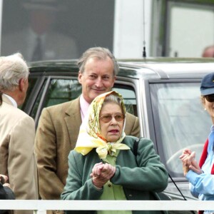 Elizabeth II et Lady Penny Romsey à Windsor en 2002. 