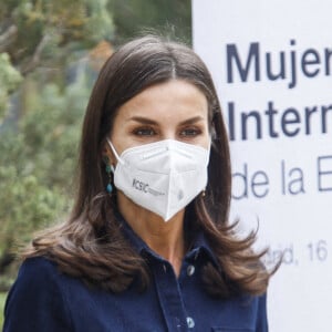 La reine Letizia d'Espagne assiste à la présentation du rapport "Groupe de travail sur le rôle des femmes dans l'internationalisation de l'économie espagnole", au Ministère de l'industrie, du commerce et du tourisme. Madrid, le 16 avril 2021.