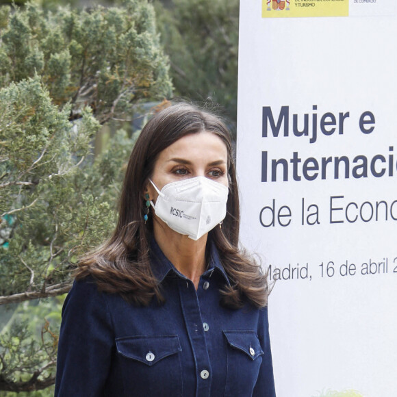 La reine Letizia d'Espagne assiste à la présentation du rapport "Groupe de travail sur le rôle des femmes dans l'internationalisation de l'économie espagnole", au Ministère de l'industrie, du commerce et du tourisme. Madrid, le 16 avril 2021.