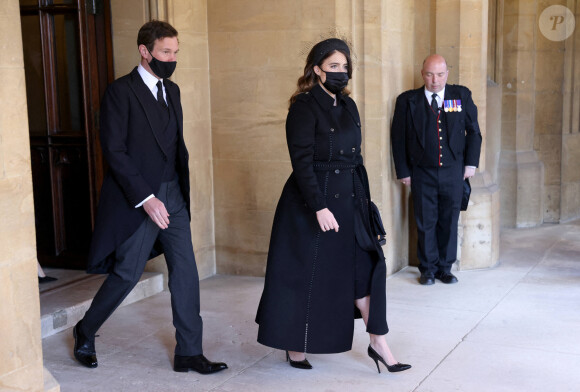 Jack Brooksbank et son épouse la princesse Eugenie d'York aux funérailles du prince Philip, duc d'Edimbourg à la chapelle Saint-Georges du château de Windsor, le 17 avril 2021.